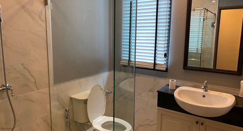 For rent 2 bedrooms condo in Pathum Wan, Bangkok