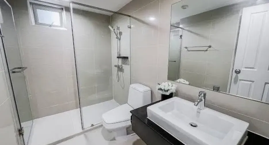 For rent 2 bedrooms condo in Huai Khwang, Bangkok
