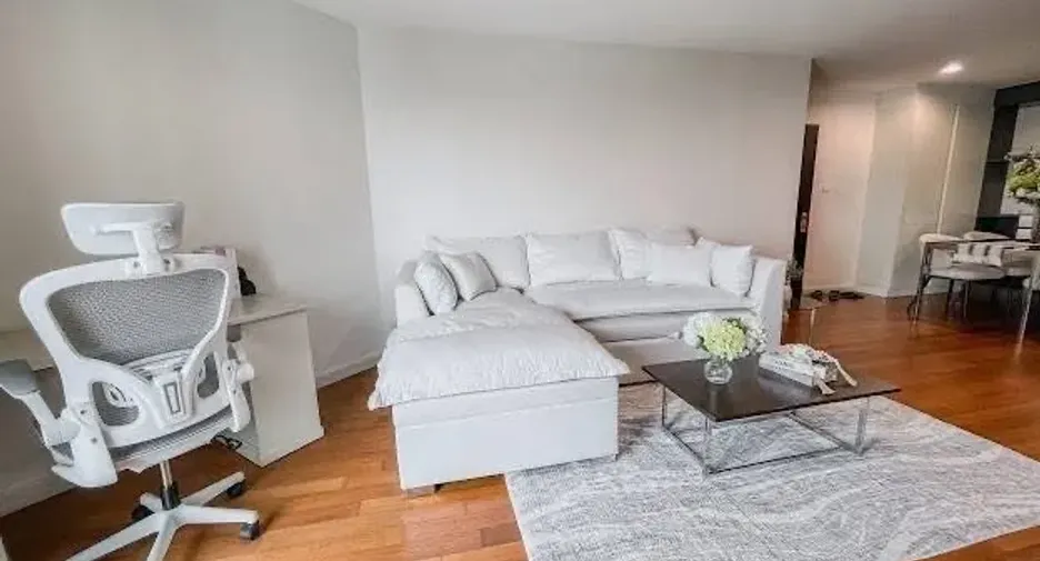 For rent 2 bedrooms condo in Huai Khwang, Bangkok
