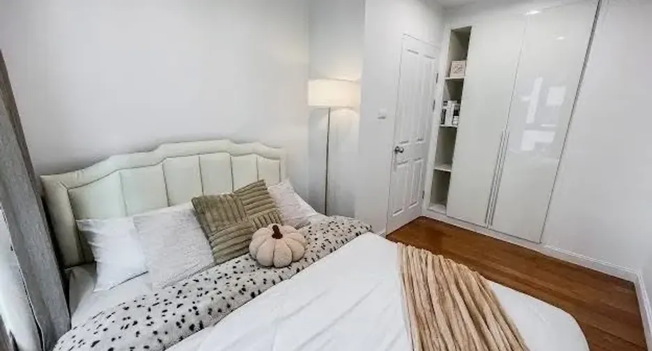 For rent 2 bedrooms condo in Huai Khwang, Bangkok