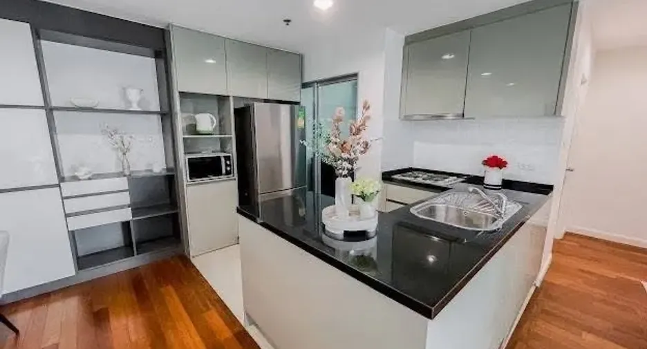 For rent 2 bedrooms condo in Huai Khwang, Bangkok