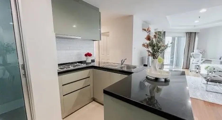 For rent 2 bedrooms condo in Huai Khwang, Bangkok