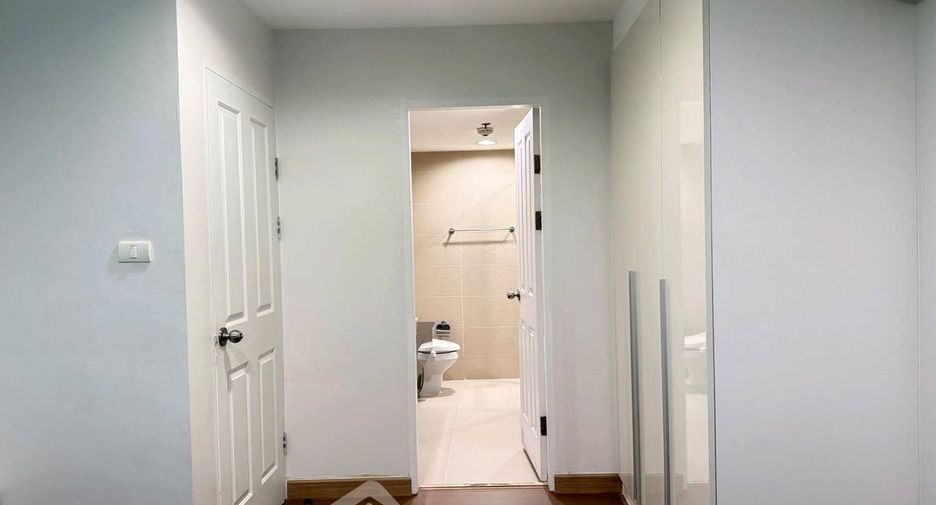 For rent 3 bedrooms condo in Huai Khwang, Bangkok