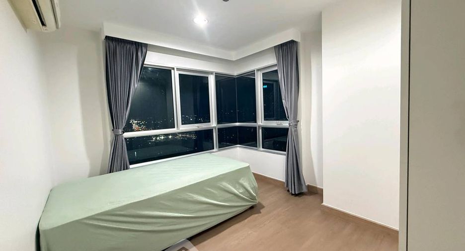For rent 3 bedrooms condo in Huai Khwang, Bangkok