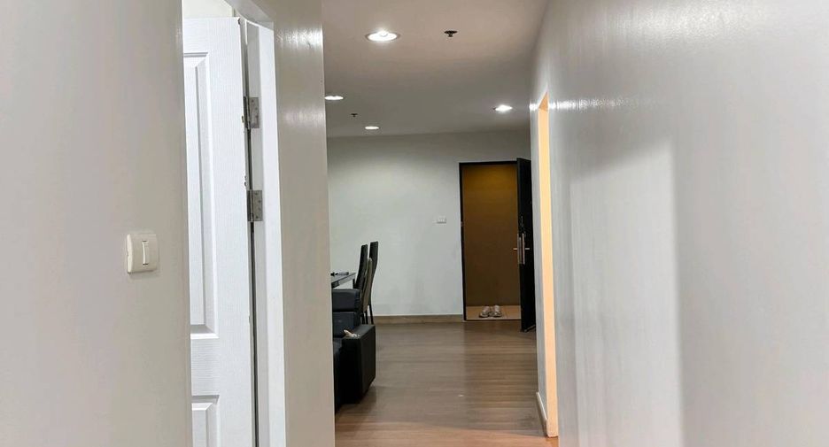 For rent 3 bedrooms condo in Huai Khwang, Bangkok
