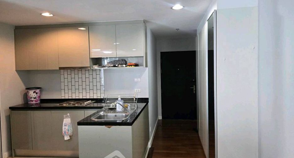 For rent 2 bedrooms condo in Huai Khwang, Bangkok
