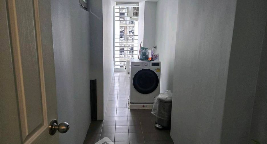 For rent 2 bedrooms condo in Huai Khwang, Bangkok