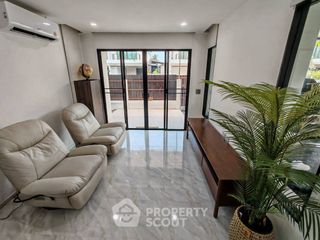 Casa en alquiler de 3 habitaciones en Prawet, Bangkok