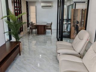 Casa en alquiler de 3 habitaciones en Prawet, Bangkok