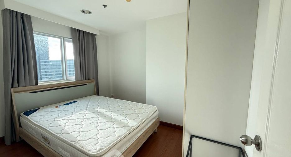 For rent 3 bedrooms condo in Huai Khwang, Bangkok