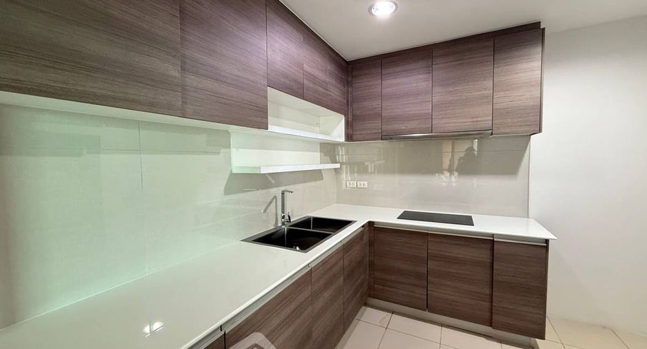 For rent 3 bedrooms condo in Huai Khwang, Bangkok