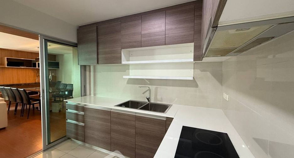For rent 3 bedrooms condo in Huai Khwang, Bangkok