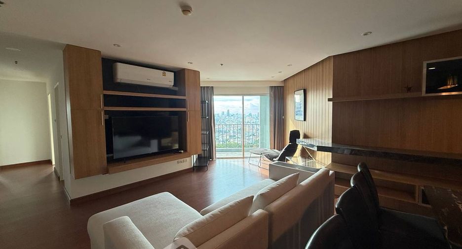 For rent 3 bedrooms condo in Huai Khwang, Bangkok