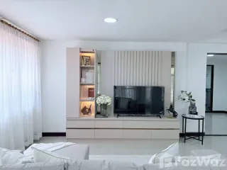 Haus zur Miete mit 6 Zimmer in Huai Khwang, Bangkok