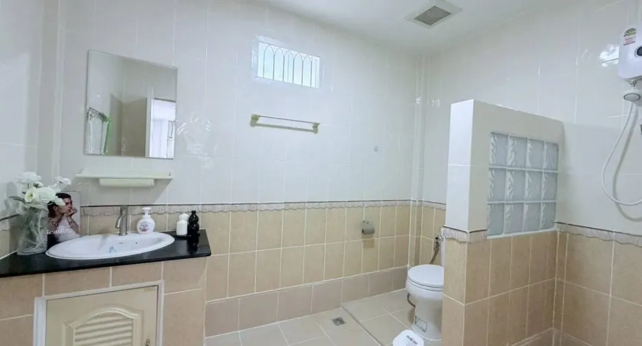 Haus zur Miete mit 6 Zimmer in Huai Khwang, Bangkok