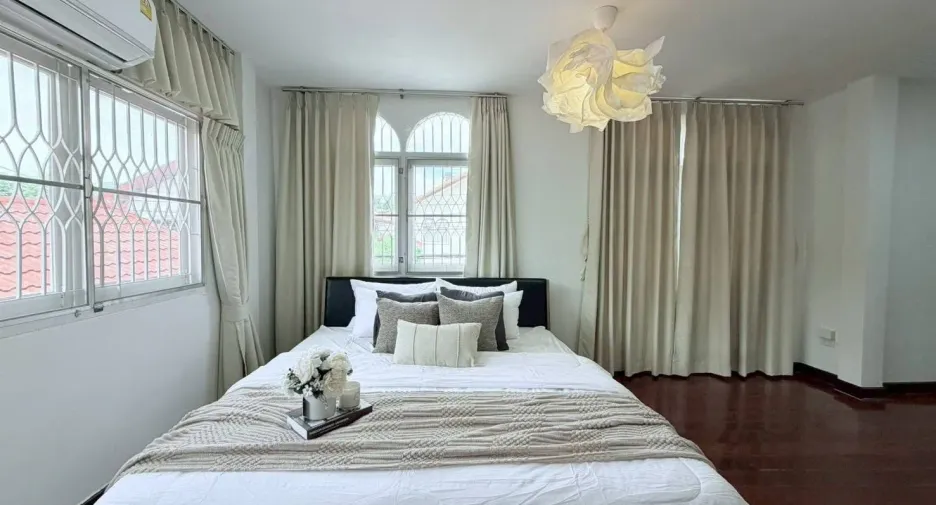 Haus zur Miete mit 6 Zimmer in Huai Khwang, Bangkok
