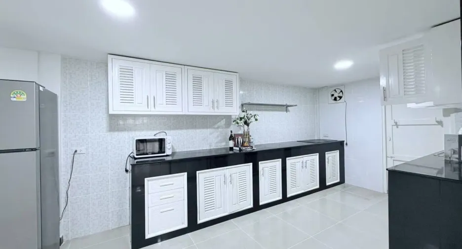 Haus zur Miete mit 6 Zimmer in Huai Khwang, Bangkok