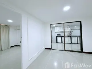 Haus zur Miete mit 6 Zimmer in Huai Khwang, Bangkok