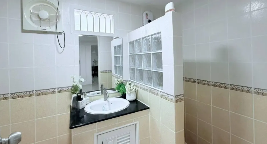 Haus zur Miete mit 6 Zimmer in Huai Khwang, Bangkok