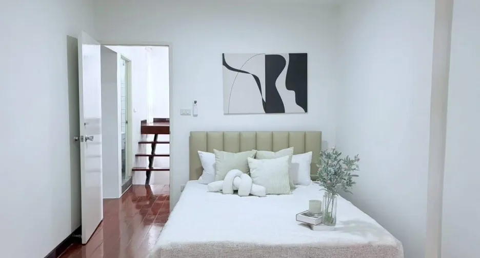 Haus zur Miete mit 6 Zimmer in Huai Khwang, Bangkok