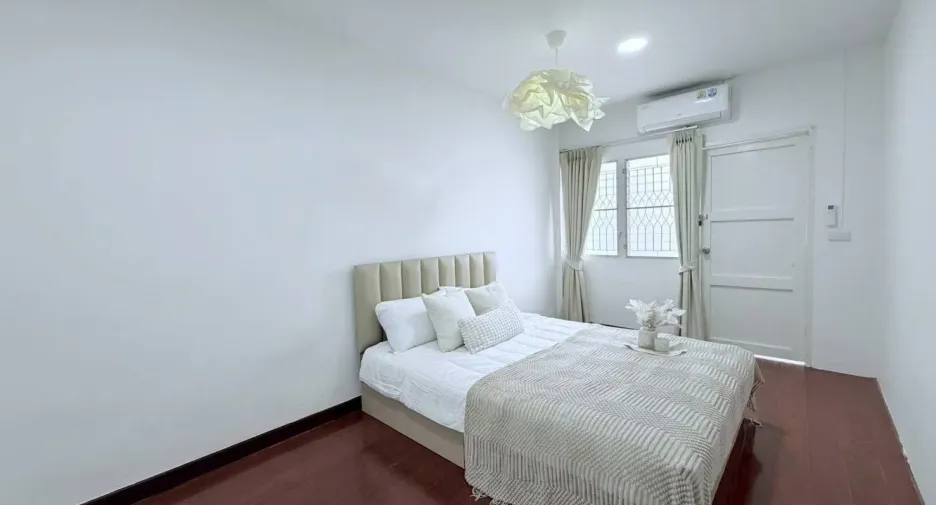 Haus zur Miete mit 6 Zimmer in Huai Khwang, Bangkok