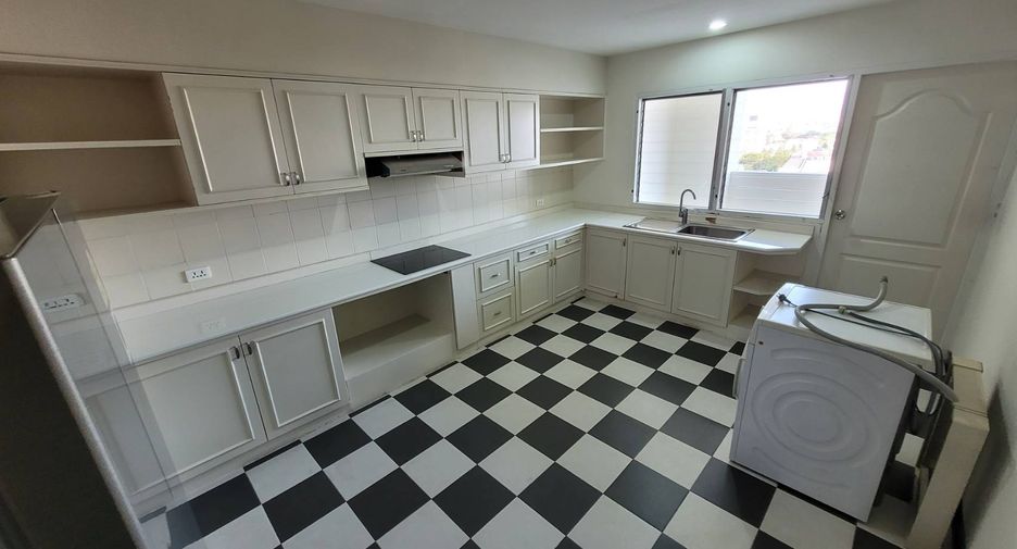 For rent 3 bedrooms condo in Watthana, Bangkok