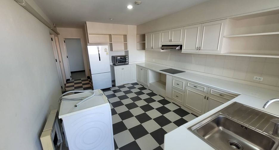 For rent 3 bedrooms condo in Watthana, Bangkok