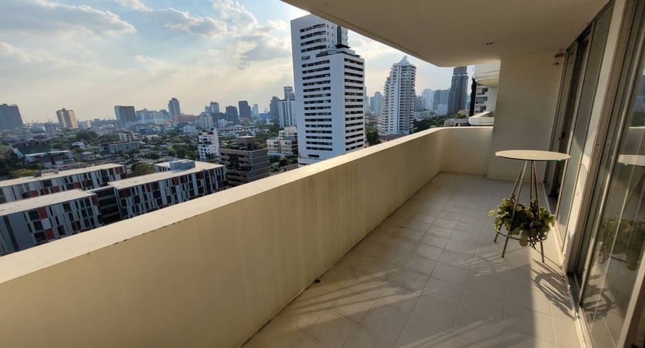 For rent 3 bedrooms condo in Watthana, Bangkok