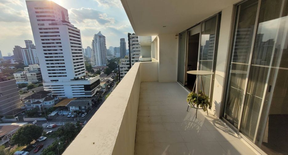 For rent 3 bedrooms condo in Watthana, Bangkok
