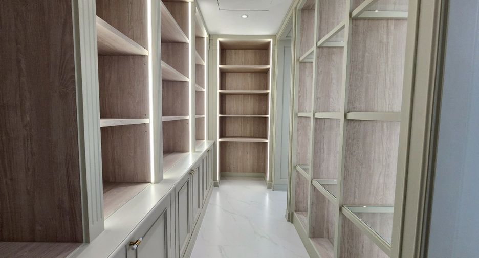 For rent 4 bedrooms condo in Watthana, Bangkok
