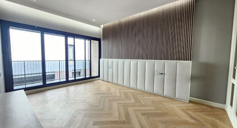 For rent 4 bedrooms condo in Watthana, Bangkok