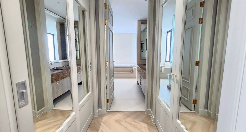 For rent 4 bedrooms condo in Watthana, Bangkok