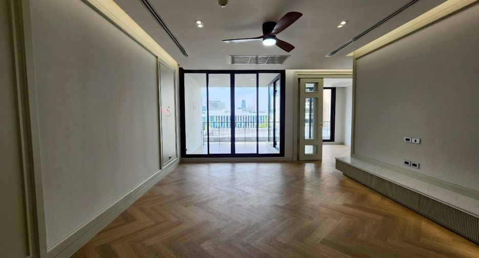 For rent 4 bedrooms condo in Watthana, Bangkok