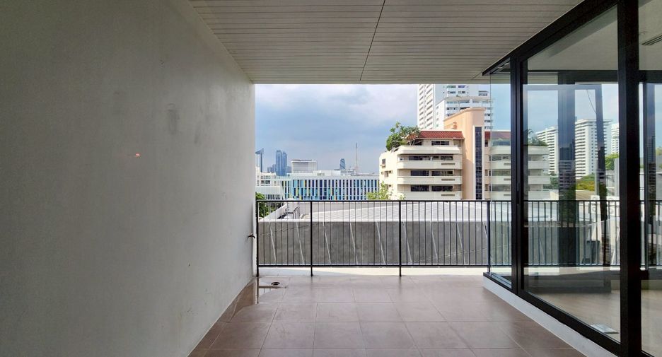 For rent 4 bedrooms condo in Watthana, Bangkok