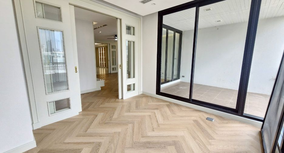 For rent 4 bedrooms condo in Watthana, Bangkok