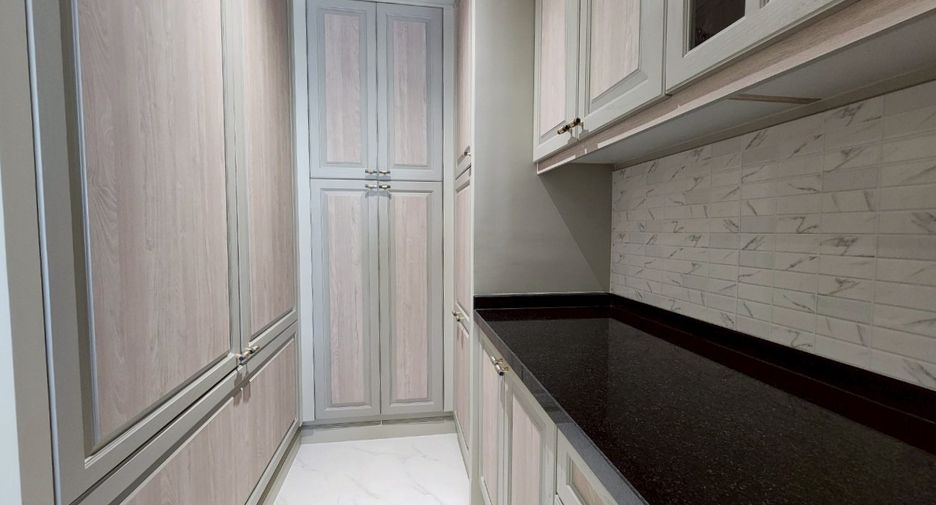 For rent 4 bedrooms condo in Watthana, Bangkok