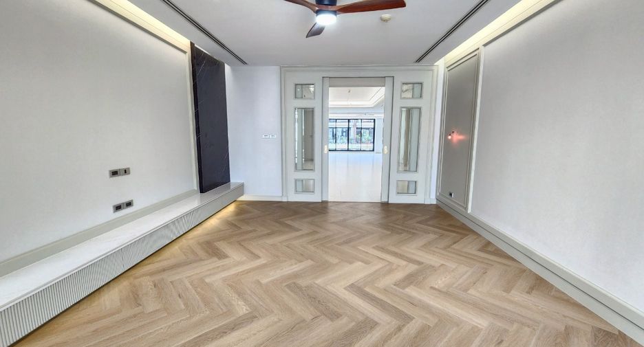 For rent 4 bedrooms condo in Watthana, Bangkok