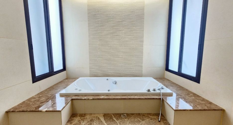 For rent 4 bedrooms condo in Watthana, Bangkok