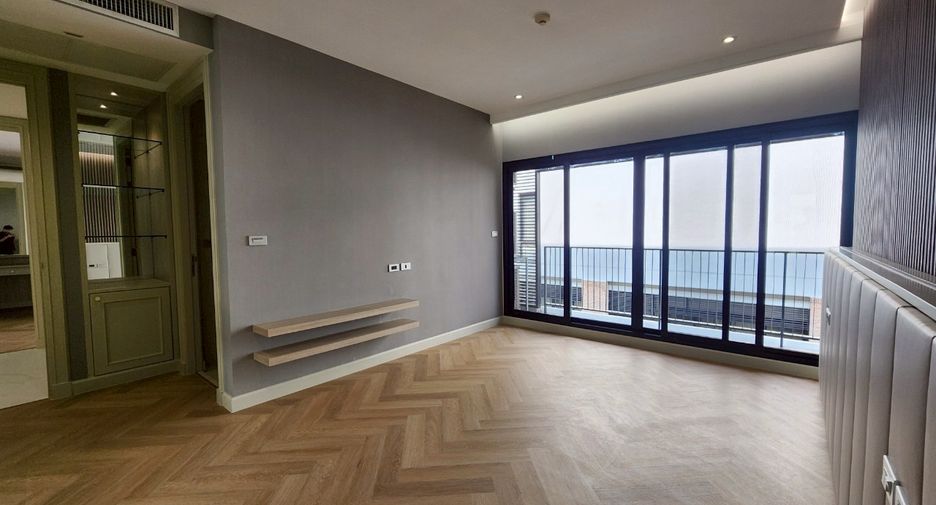For rent 4 bedrooms condo in Watthana, Bangkok