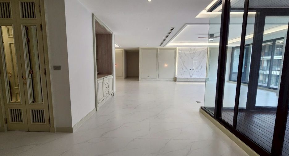 For rent 4 bedrooms condo in Watthana, Bangkok
