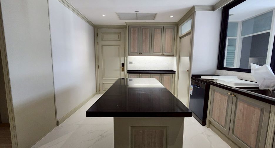 For rent 4 bedrooms condo in Watthana, Bangkok