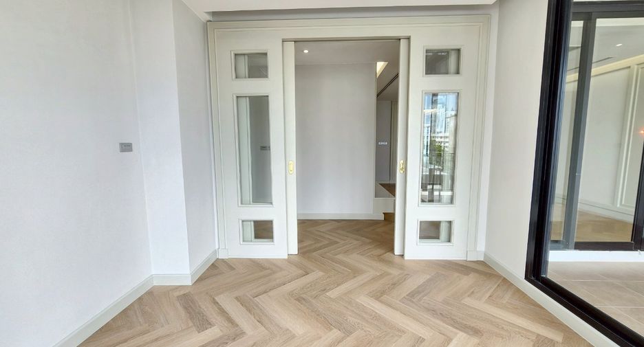 For rent 4 bedrooms condo in Watthana, Bangkok