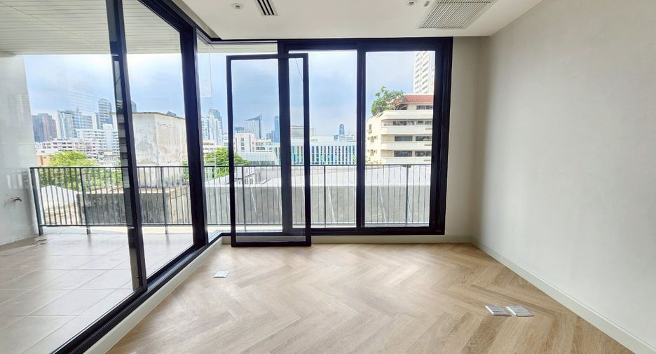 For rent 4 bedrooms condo in Watthana, Bangkok