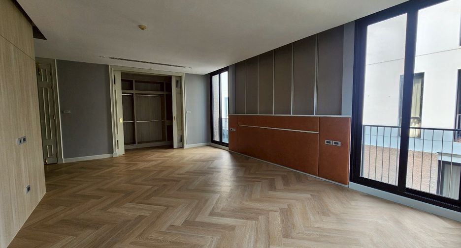 For rent 4 bedrooms condo in Watthana, Bangkok