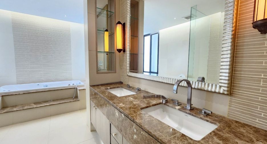 For rent 4 bedrooms condo in Watthana, Bangkok