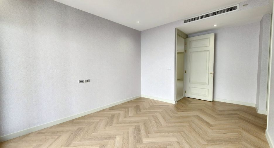 For rent 4 bedrooms condo in Watthana, Bangkok