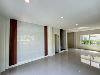 Casa en venta de 4 habitaciones en Phra Samut Chedi, Samut Prakan