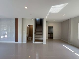 Casa en venta de 4 habitaciones en Phra Samut Chedi, Samut Prakan