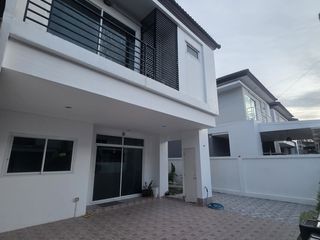 À louer 3 chambres maison de ville à Mueang Phuket, Phuket