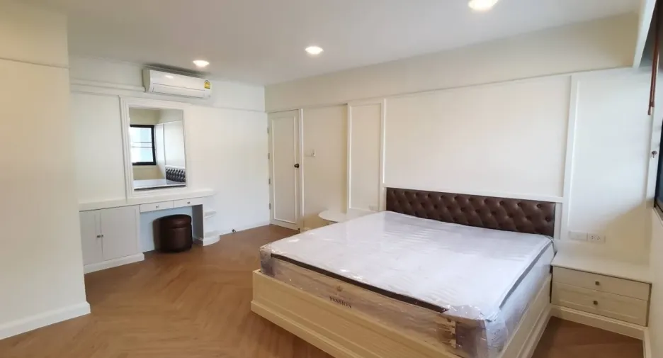 For rent 3 bedrooms condo in Khlong Toei, Bangkok